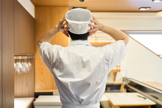 悩む和食の料理人の後ろ姿