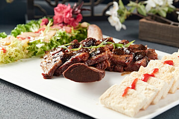 Black pepper boneless veal steak with vegetable salad and toasted buns
