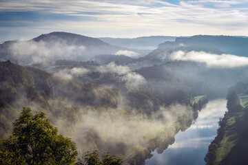 Paysage embrumée au lever du jour