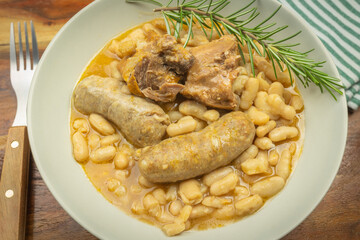 plat cuisiné, cassoulet, en gros plan.	