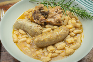 plat cuisiné, cassoulet, en gros plan.	