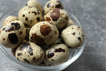 Obraz premium Quail eggs in a plate on gray background