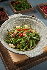Garlic-flavored pork belly with garlic and shredded beans in stone pot