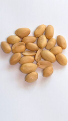 껍질을 깐 땅콩 견과