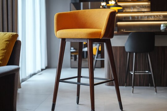 La escena muestra un taburete alto de dise&ntilde;o moderno,con un asiento naranja,en un ambiente elegante y minimalista.