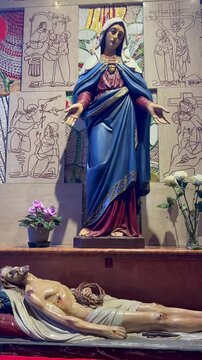 La virgen mar&iacute;a que abre los brazos al amor, y quiz&aacute; tiene la mirada de dolor que entrega al hijo que ha muerto en el sepulcro y espera la resurrecci&oacute;n.