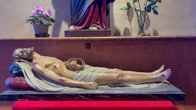 Jesucristo vencedor que ama y entrega al mundo su amor. estatua de jesus.