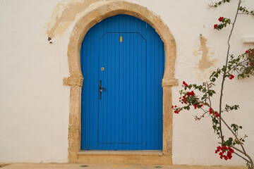 Il pittoresco villaggio di Hara Sghira Er Riadh al centro dell'isola di Djerba, sede del progetto artistico Djerbahood che lo ha trasformato in una galleria d'arte a cielo aperto grazie alle centinaia