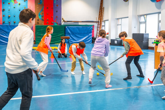 Elementary school students playing floorball in gym class