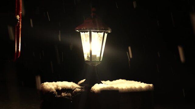 Farol vintage en la noche con nieve cayendo &ndash; Ambiente acogedor