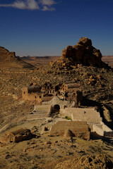 Ksar Ouled Mehdi, tipico villaggio fortificato Berbero composto da granai e abitazioni costruiti...