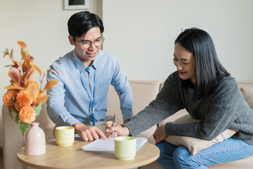 Salesperson advises customer about house
