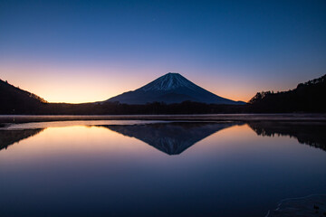 精進湖から赤富士と朝焼け