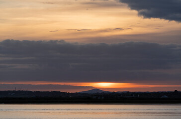 Puesta de sol con nubes coloridas