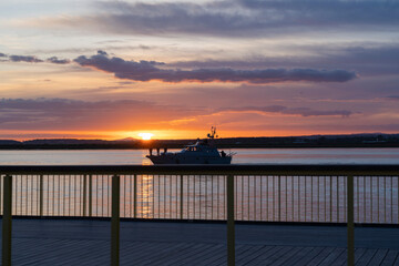 Barco pasando por el rio Guadiana al atardecer