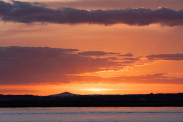 Atardecer de colores vibrantes cerca del Río