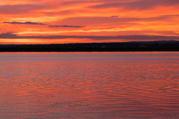 Atardecer de colores vibrantes cerca del Río