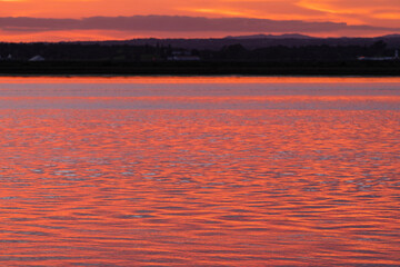 Atardecer de colores vibrantes cerca del Río