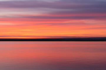 Atardecer de colores vibrantes cerca del Río