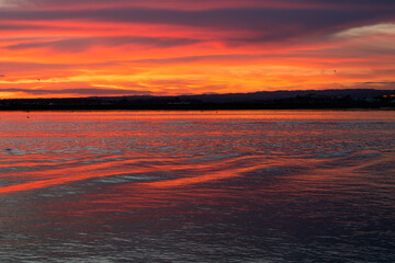 Atardecer de colores vibrantes cerca del Río