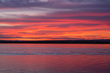 Atardecer de colores vibrantes cerca del Río