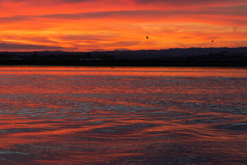 Atardecer de colores vibrantes cerca del Río