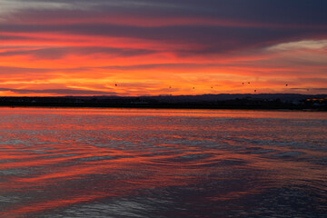 Atardecer de colores vibrantes cerca del Río