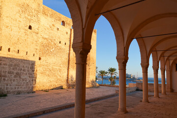 Obraz premium Il Ribat Harthema di Monastir è circondato da possenti mura difensive e sovrastato da una torre di guardia posta al centro della struttura. fu set del Gesù di Nazaret di Zeffirelli Monastir, Tunisia