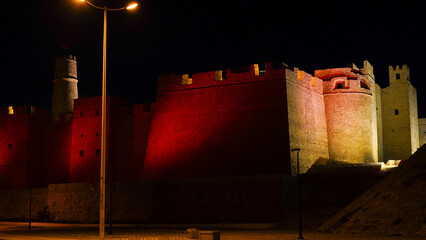Il Ribat Harthema di Monastir è circondato da possenti mura difensive e sovrastato da una torre di...