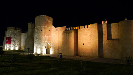 Il Ribat Harthema di Monastir è circondato da possenti mura difensive e sovrastato da una torre di...