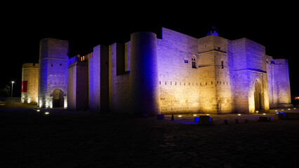 Il Ribat Harthema di Monastir  è circondato da possenti mura difensive e sovrastato da una torre...