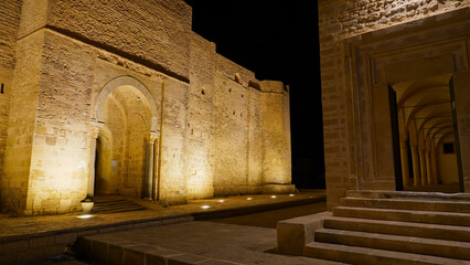 Il Ribat Harthema di Monastir  è circondato da possenti mura difensive e sovrastato da una torre...