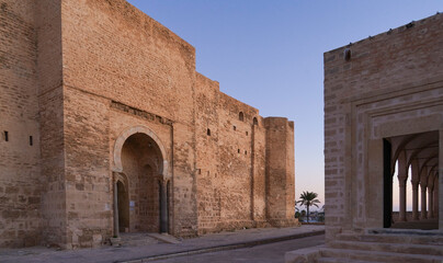 Il Ribat Harthema di Monastir  è circondato da possenti mura difensive e sovrastato da una torre...