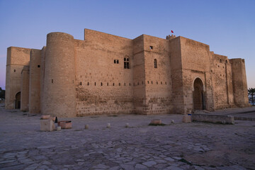 Il Ribat Harthema di Monastir  è circondato da possenti mura difensive e sovrastato da una torre...