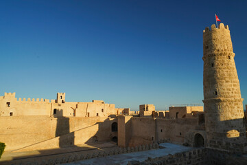 Il Ribat Harthema di Monastir  è circondato da possenti mura difensive e sovrastato da una torre...