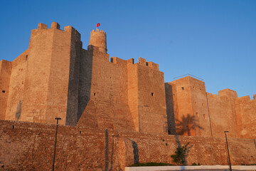 Il Ribat Harthema di Monastir  è circondato da possenti mura difensive e sovrastato da una torre...