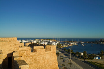 Il Ribat Harthema di Monastir  è circondato da possenti mura difensive e sovrastato da una torre...