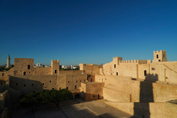 Il Ribat Harthema di Monastir  è circondato da possenti mura difensive e sovrastato da una torre...