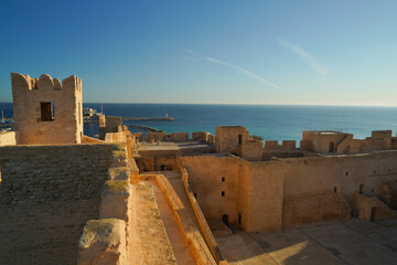 Il Ribat Harthema di Monastir  è circondato da possenti mura difensive e sovrastato da una torre...