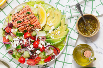 Mediterranean Salad with Salmon, Feta, Avocado and Vegetables .style hugge