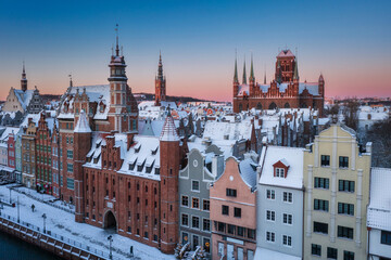 Obraz premium The Main Town of Gdansk at snowy morning. Poland