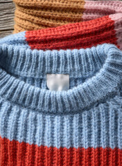 Detailfoto Closeup vom Kragen eines bunt gestreiften Cashmere Strick Pullover mit Rundhals und Label