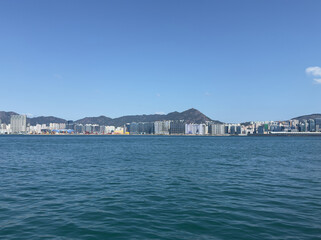 Fototapeta premium 晴れた日の香港の海辺の景色