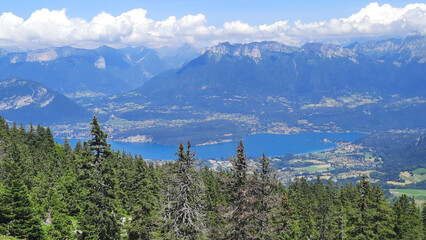 Une vue panoramique et aérienne sur le lac du Bourget et le massif des Bauges