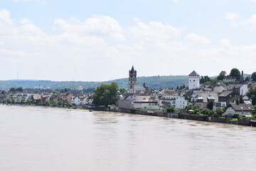 Obraz premium Rhine waterfront of Weißenthurm with the white tower during the summer flood 2024