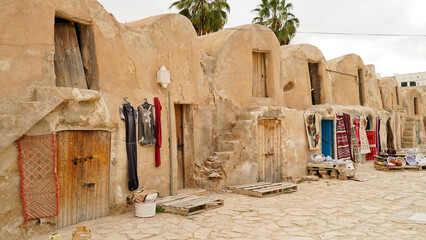 Ksar Ouled Brahim,Medeninetipico villaggio fortificato Berbero composto da granai e abitazioni...