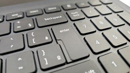 Teclado de um notebook com foco no botão enter. 