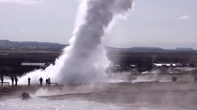 Geysir schleudert Wasser und Dampf in die Luft, Strokkur Geysir, Island, Erdw&auml;rme