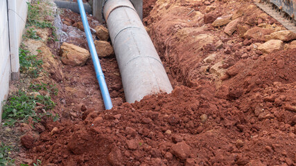 The drainage pipes and water pipes were parallel before the landfill and road construction.