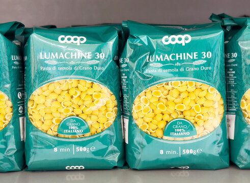 Coop lumachine 30 pasta durum wheat semolina packages on shelf